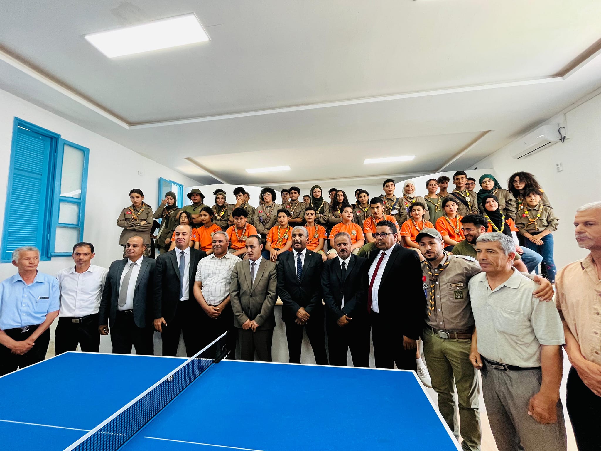 Mr. Kamal Degich, ministre de la Jeunesse et des Sports, supervise la création du club de tennis de table de l’Association « Le Scout Tunisien » à la Maison des Jeunes d’Ajim.